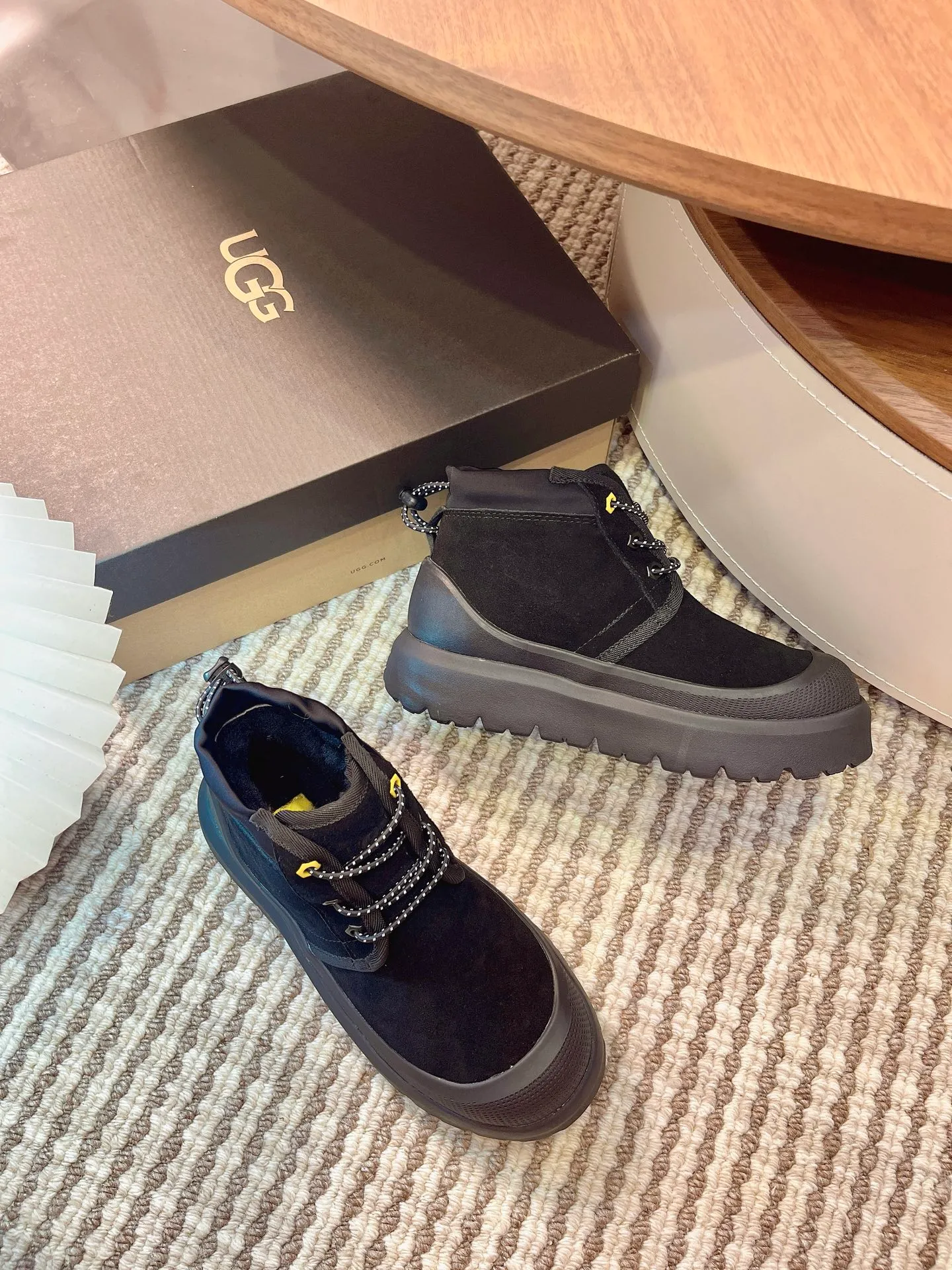 【UGG】 P: 560💰 Couple shoes Size: Women’s size 35-40 / Men’s size 40-44 UGG Tasman Weather Hybrid slip-on snow boots👢 Wang Yibo's same style 👏 adds a large orange sole to the classic Tasman shoe style, functional color contrast design, environmentally friendly waterproof and snowproof material, which has both fashionable and functional attributes. At the same time, it is paired with the new UGG furry shoes Keen's furry color-blocking jacket. Bright orange and maroon collide to create a new light outdoor style and open up a new travel experience in early autumn! Using the best materials, the 17mm fur integrated surface is warmer and breathable, and the outsole is upgraded to a lightweight and wear-resistant light wing technology outsole!